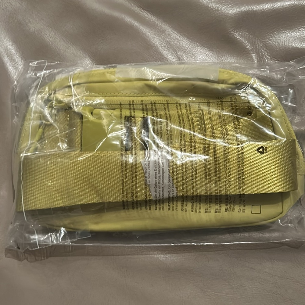 NWT Lululemon Everywhere Belt Bag - Picture 4 of 8